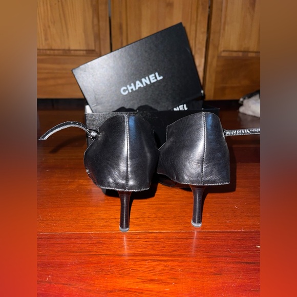 Chanel Vintage CC Black Leather Pumps - Picture 4 of 11